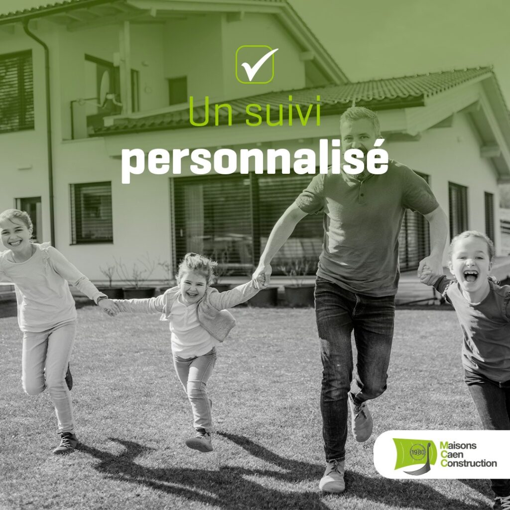 Famille heureuse courant devant une maison neuve. Un suivi personnalisé pour concrétiser votre projet immobilier avec l'accompagnement Maisons Caen Construction.