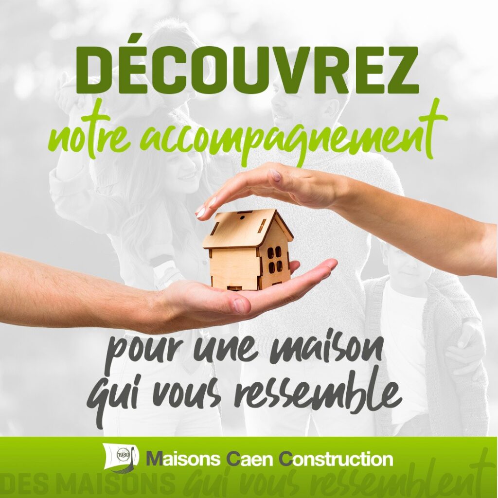 Deux mains se tendent pour échanger une maison miniature en bois, avec le message “Découvrez notre accompagnement pour une maison qui vous ressemble” signé Maisons Caen Construction.